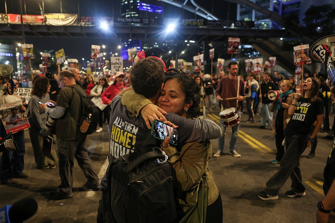 Las personas que apoyan los rehenes israelíes, que fueron secuestrados durante el mortal ataque de Hamás del 7 de octubre de 2023, reaccionan ante un acuerdo de alto el fuego en Gaza mientras asisten a una protesta en Tel Aviv, Israel, el 15 de enero de 2025, que fue organizada para exigir un acuerdo para traer a todos los rehenes a casa de una vez. (Foto OSV News/Ronen Zvulun, Reuters)