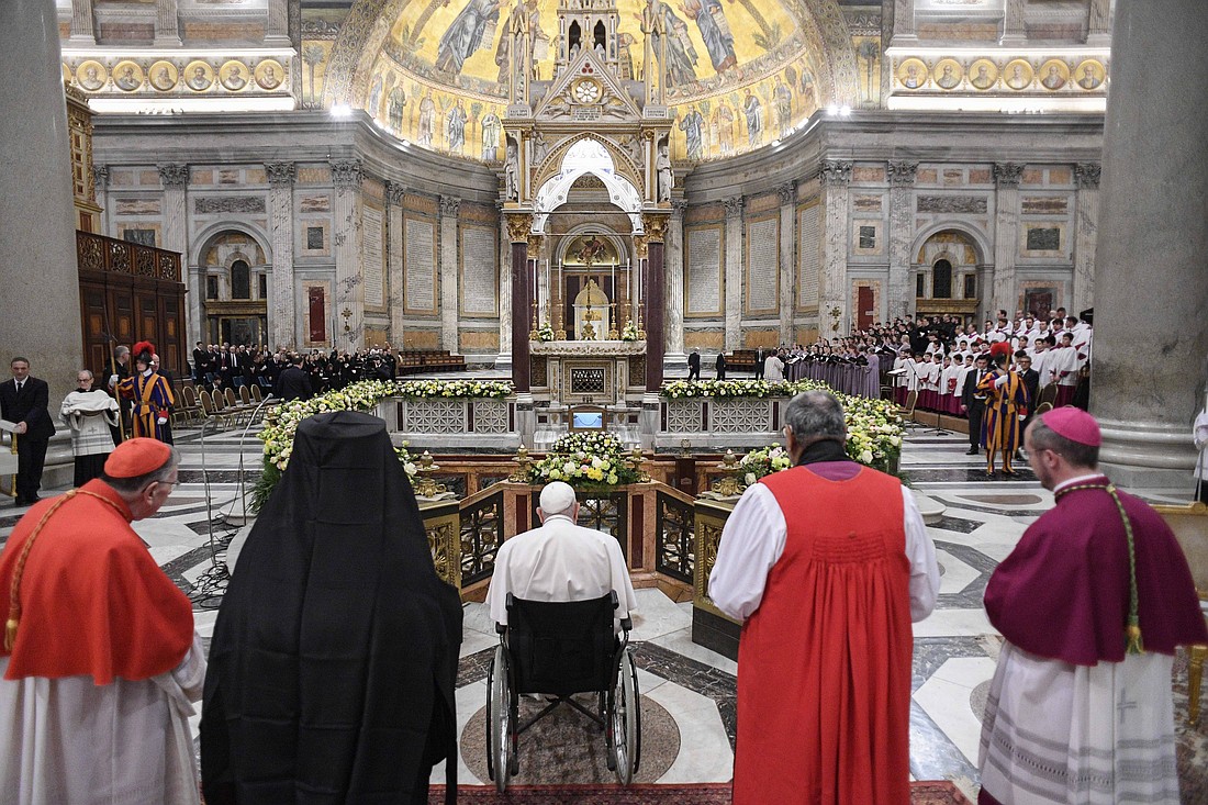 El Papa Francisco, el Metropolitano ortodoxo Polykarpos de Italia y Malta, a la izquierda, y el arzobispo anglicano Ian Ernest, director del Centro Anglicano en Roma, a la derecha, hacen una pausa en oración frente a la tumba de San Pablo antes de un servicio de oración ecuménica que marca el final de la Semana de Oración por la Unidad de los Cristianos el 25 de enero de 2025, en la Basílica de San Pablo Extramuros de Roma. (Foto CNS/Vatican Media)