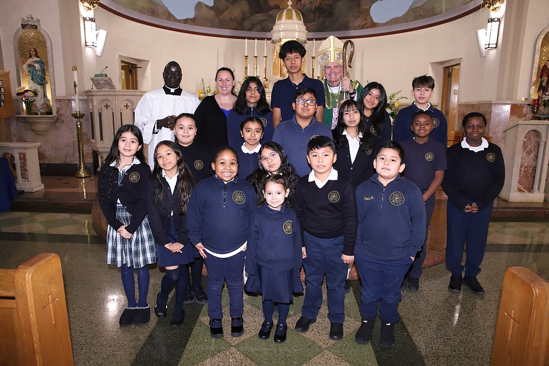 El Obispo O'Connell se une a la comunidad de la escuela Our Lady of Mount Carmel para la Misa el 30 de enero, durante la Semana de las Escuelas Católicas. Foto de John Batkowski.