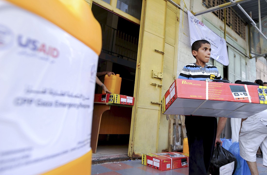 En una foto de archivo se ve a un niño con artículos de socorro en un centro de distribución de la Agencia de Estados Unidos para el Desarrollo Internacional (USAID) en la ciudad de Gaza. El futuro de USAID ha sido puesto en duda en medio de informes de que el presidente Donald Trump había acordado “cerrar” la agencia, lo que podría tener impactos dramáticos en los pobres y los grupos que los asisten. (Foto OSV News/Shareef Sarhan, para Catholic Relief Services)