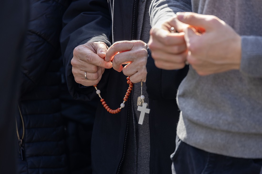 Un grupo de personas reza el rosario en el patio del hospital Gemelli de Roma el 23 de febrero de 2025, donde el Papa Francisco está siendo tratado de una neumonía doble. Los obispos de Estados Unidos instaron a los fieles a unirse al llamado del cardenal Pietro Parolin, Secretario de Estado del Vaticano, a rezar el rosario por el Papa Francisco el 24 de febrero, mientras el Santo Padre permanece hospitalizado por una compleja infección pulmonar. (CNS photo/Pablo Esparza)