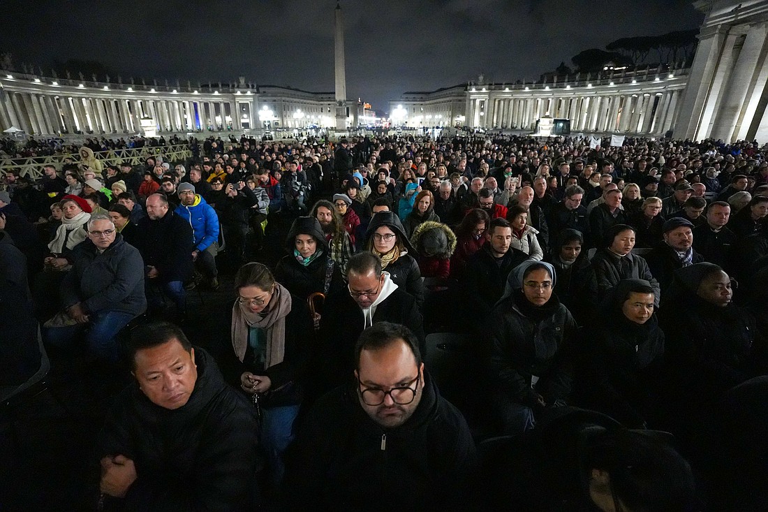 La gente se une al cardenal Luis Antonio Tagle, pro-prefecto del Dicasterio para la Evangelización, en el rezo del rosario por el Papa Francisco en la Plaza de San Pedro en el Vaticano el 24 de febrero de 2025. Otros cardenales residentes en Roma, líderes de la Curia Romana y fieles se unieron a él en la oración nocturna. (Foto CNS/Lola Gomez)