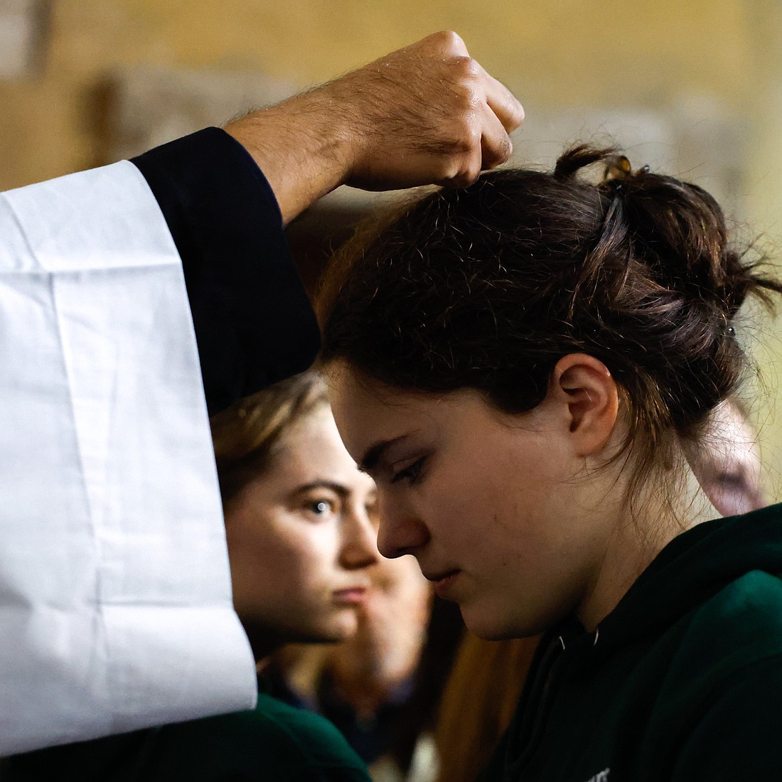 Una mujer recibe la ceniza durante la Misa del Miércoles de Ceniza del Papa Francisco en la Basílica de Santa Sabina en Roma el 14 de febrero de 2024. (Foto CNS/Lola Gomez)