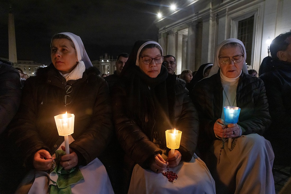 Religiosas sostienen velas mientras se unen al cardenal Víctor Manuel Fernández, prefecto del Dicasterio para la Doctrina de la Fe, para el rezo del rosario por el Papa Francisco en la Plaza de San Pedro del Vaticano el 28 de febrero de 2025. El Papa Francisco se encuentra hospitalizado desde el 14 de febrero por una neumonía doble. (Foto CNS/Pablo Esparza)