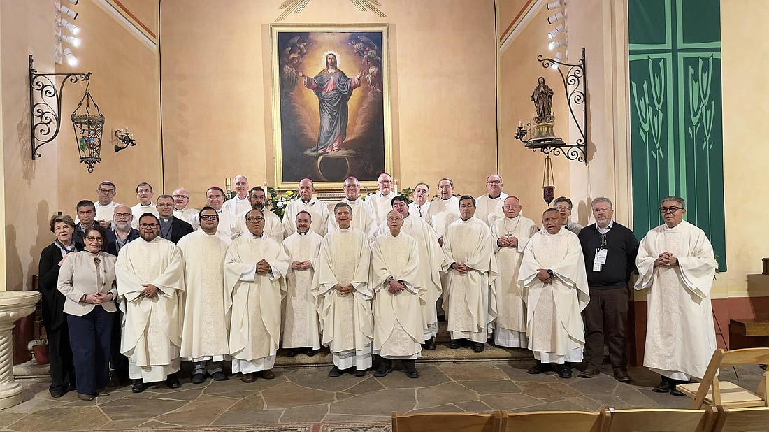 Los participantes en la reunión bianual de los obispos de las diócesis colindantes en la frontera entre México y Texas, posan para una foto en la Misión Concepción en San Antonio el 27 de febrero de 2025. (Foto OSV News/cortesía de la Arquidiócesis de San Antonio)