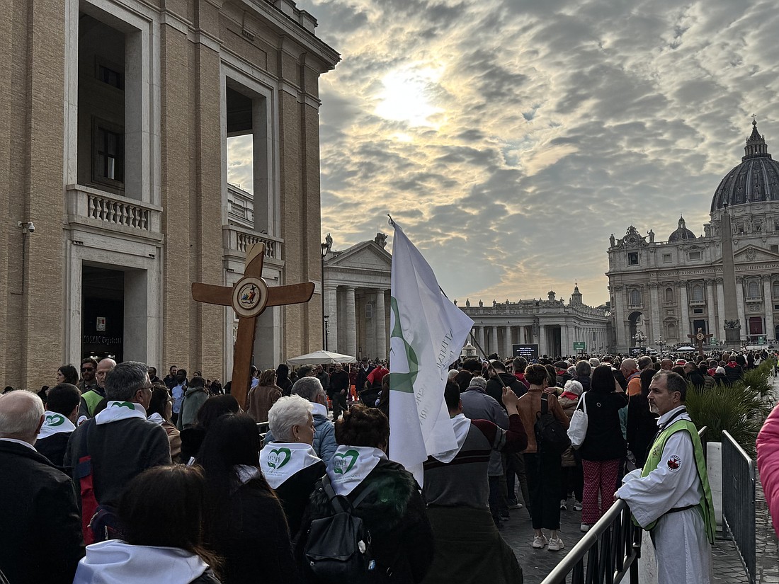 Los peregrinos que participan en el Jubileo del Mundo del Voluntariado se dirigen a la Puerta Santa de la Basílica de San Pedro en el Vaticano, rezando y cantando por el camino el 8 de marzo de 2025. (Foto CNS/Cindy Wooden)