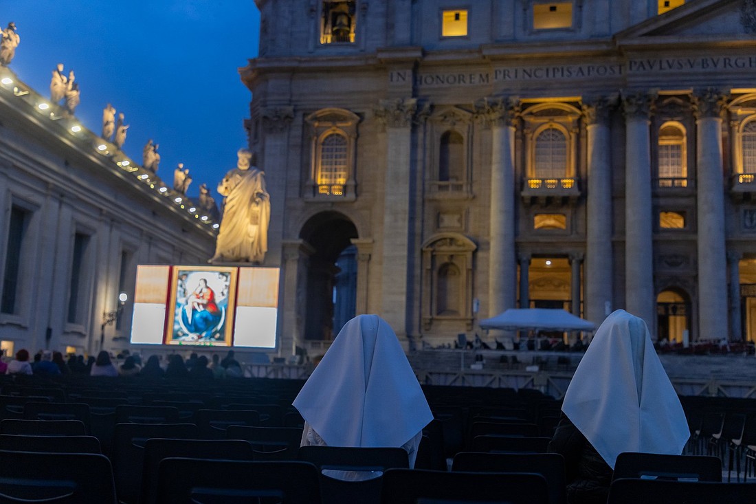 Religious sisters pray the rosary for Pope Francis led by Cardinal Kevin J. Farrell, prefect of the Dicastery for Laity, the Family and Life, March 10, 2025. Cardinal Farrell and other senior Vatican officials, who are on their Lenten retreat, prayed the rosary in the Vatican audience hall while people in the square watched on video screens. (CNS photo/Pablo Esparza)