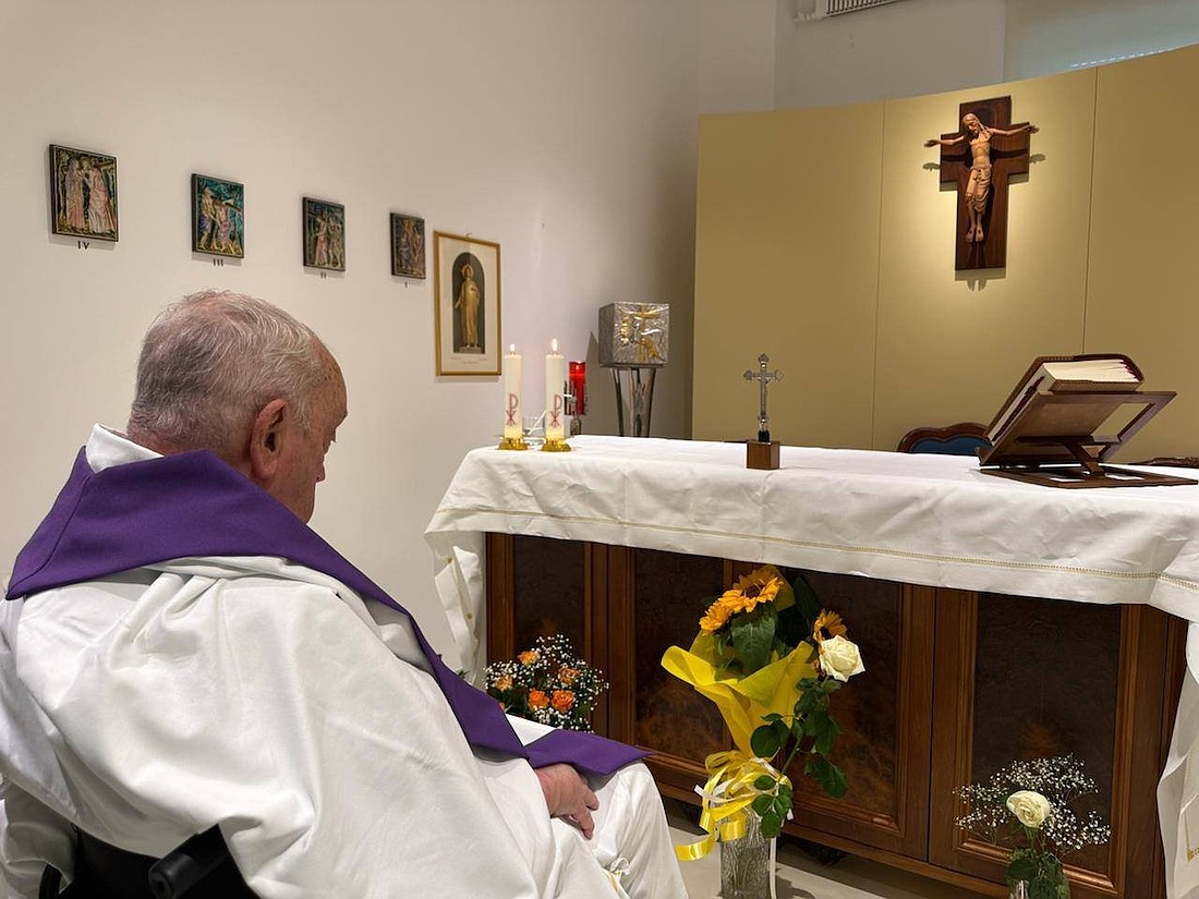 El Papa Francisco es visto en la capilla de su suite de habitaciones en el hospital Gemelli de Roma 16 de marzo 2025. La oficina de prensa del Vaticano dijo que el papa de 88 años concelebró Misa esa mañana. (Foto CNS/Vatican Press Office) EDITORS: Highest quality available.