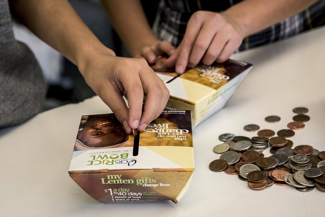 La icónica caja de cartón del Plato de Arroz de CRS aparece en esta foto de archivo. El Papa Francisco felicitó a Catholic Relief Services por el 50º aniversario de la iniciativa cuaresmal para apoyar su labor caritativa en el extranjero en nombre de la Iglesia Católica en Estados Unidos. (Foto OSV News/Karen Kasmauski, CRS)