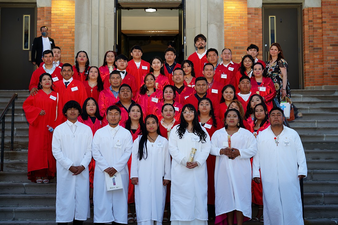 Durante la Misa, se pidió a los 40 candidatos y electos que se pusieran de pie para recibir los sacramentos y ser recibidos por la parroquia.