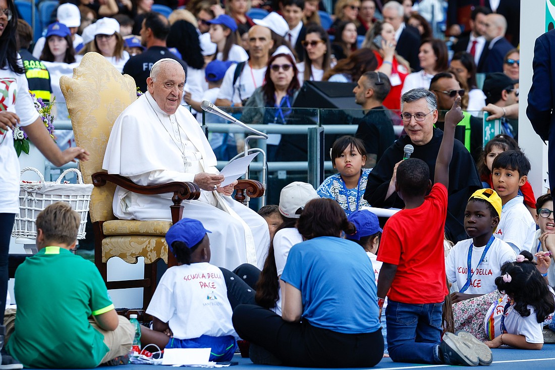 El Papa Francisco saluda a los niños durante la primera Jornada Mundial de los Niños, el 25 de mayo de 2024, en el Estadio Olímpico de Roma. (Foto CNS/Lola Gomez)