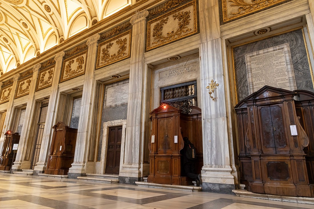 La puerta entre los confesionarios de la Basílica de Santa María la Mayor de Roma el 31 de marzo de 2025. En su autobiografía, publicada en enero, el Papa Francisco dijo que su tumba estaría "en la habitación donde ahora se guardan los candelabros", un pequeño armario entre la estatua de María, Reina de la Paz, y la capilla con el icono mariano "Salus Populi Romani" ("salud del pueblo romano") donde rezaba antes y después de cada uno de sus viajes al extranjero. (Foto CNS/Pablo Esparza)