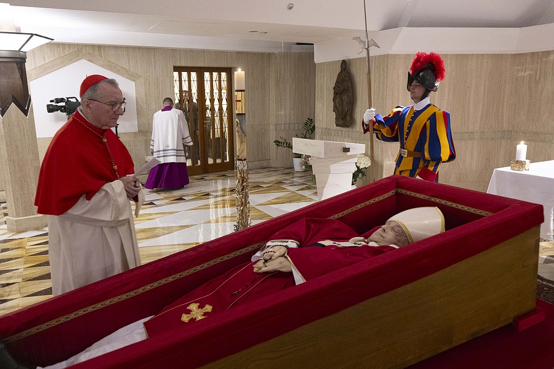 El cardenal Pietro Parolin, que fue secretario de estado del Papa Francisco, junto al féretro del pontífice en la capilla de su residencia, la Domus Sanctae Marthae, en el Vaticano el 21 de abril de 2025. (Foto CNS/Vatican Media)