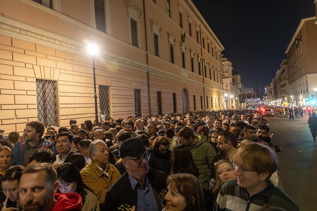 Multitudes hacen cola fuera del Vaticano para presentar sus respetos al Papa Francisco, cuyo cuerpo yace en la Basílica de San Pedro en el Vaticano el 23 de abril de 2025. El velatorio público continuará hasta el 25 de abril, la noche anterior al funeral del Papa. (Foto CNS photo/Pablo Esparza)