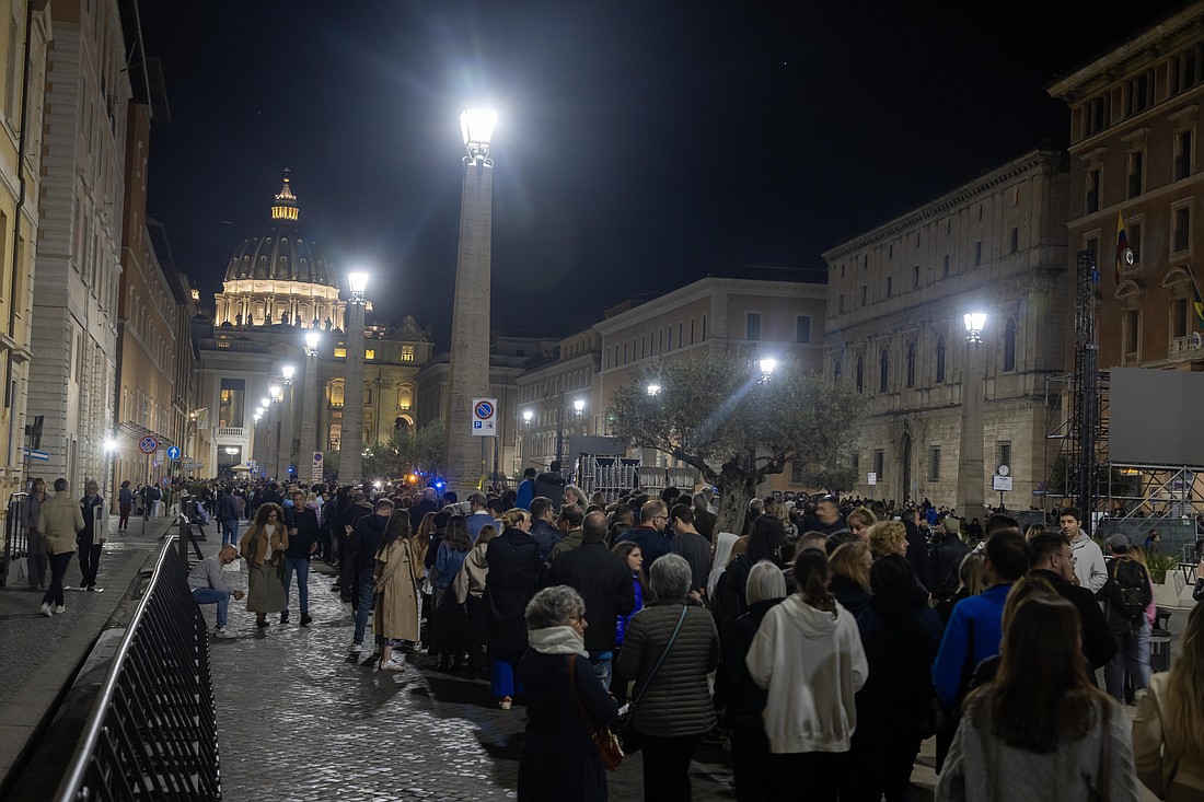 Multitudes hacen cola fuera del Vaticano para presentar sus respetos al Papa Francisco, cuyo cuerpo yace en la Basílica de San Pedro en el Vaticano el 23 de abril de 2025. El velatorio público continuará hasta el 25 de abril, la noche anterior al funeral del Papa. (Foto CNS photo/Pablo Esparza)