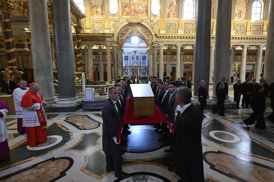 Catorce portadores del féretro llevan el ataúd del Papa Francisco por la Capilla Paulina en la Basílica de Santa María la Mayor de Roma a su lugar de descanso final el 26 de abril de 2025. La capilla alberga el icono mariano "Salus Populi Romani" ("Salud -- o salvación -- del pueblo romano"), donde el difunto pontífice rezaba antes y después de sus viajes al extranjero. (Foto CNS/Vatican Media)
