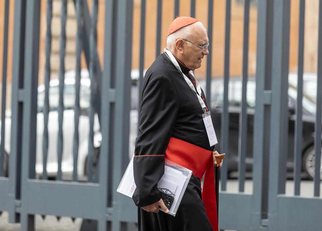 El cardenal Baltazar Porras, arzobispo emérito de Caracas, Venezuela, de 80 años, llega para asistir a una reunión de la congregación general del Colegio Cardenalicio en el Aula Nueva del Sínodo del Vaticano el 28 de abril de 2025. (Foto CNS/Pablo Esparza)