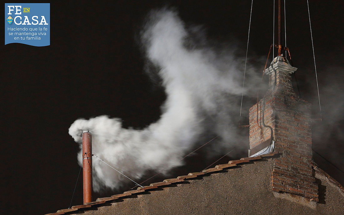 Humo blanco sale de la chimenea de la Capilla Sixtina el 13 de marzo de 2013, en el Vaticano, en señal de que el cardenal argentino Jorge Mario Bergoglio, que se convirtió en el papa Francisco, fue elegido el 266º pontífice católico romano. Los cardenales volverán a reunirse el 7 de mayo de 2025 para elegir al sucesor del Papa Francisco, fallecido el 21 de abril. (Foto CNS/Paul Haring)