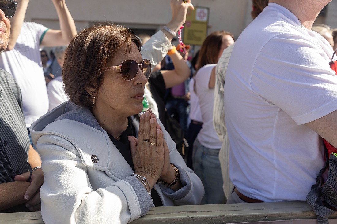 Una mujer reza en la Plaza de San Pedro del Vaticano el 7 de mayo de 2025, mientras los cardenales entran al cónclave para elegir un nuevo Papa. (Foto CNS/Pablo Esparza)