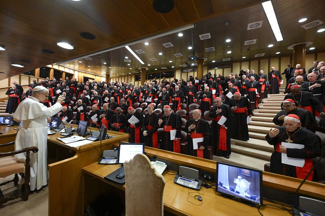 El Papa León XIV ora con el Colegio Cardenalicio en el Aula del Sínodo del Vaticano el 10 de mayo de 2025, durante su primer discurso formal ante el colegio de cardenales desde su elección el 8 de mayo. (Foto CNS/Vatican Media)