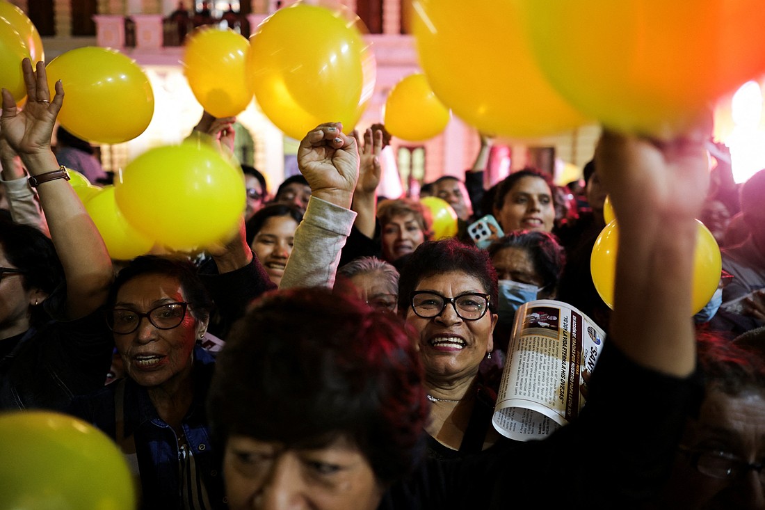 La gente reacciona con júbilo durante una Misa en la Catedral de Santa María de Chiclayo en Perú 10 de mayo 2025, celebrando la elección del Papa León XIV 8 de mayo en el Vaticano. El nuevo Papa fue obispo de Chiclayo entre 2015 y 2023. (Foto OSV News /Sebastian Castaneda, Reuters)