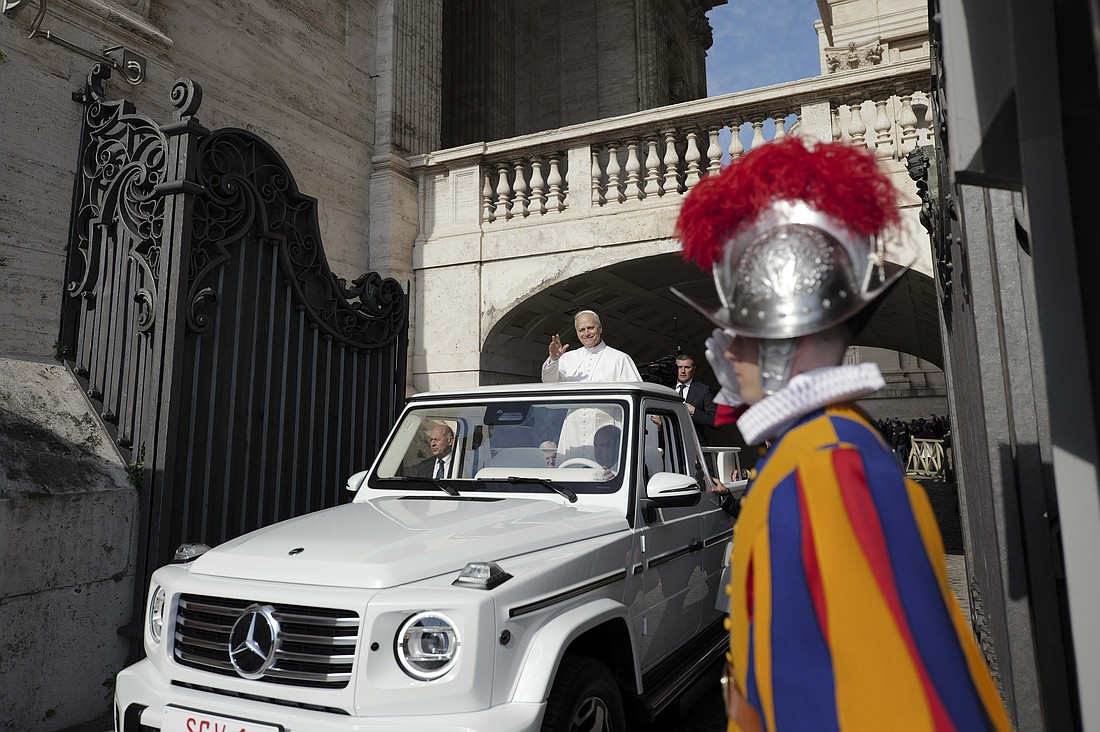 El Papa León XIV entra en la Plaza de San Pedro en el papamóvil antes de su Misa de inauguración en el Vaticano el 18 de mayo de 2025. (Foto CNS/Vatican Media)