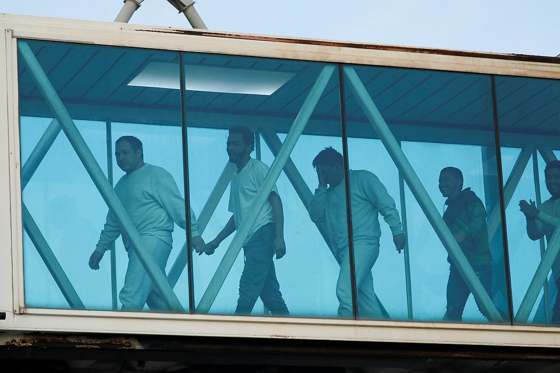 Migrantes venezolanos reaccionan tras llegar en un vuelo de deportación de Estados Unidos al Aeropuerto Internacional Simón Bolívar, en Maiquetía, Venezuela, 9 de mayo de 2025. (Foto OSV News/Leonardo Fernández Viloria, Reuters)