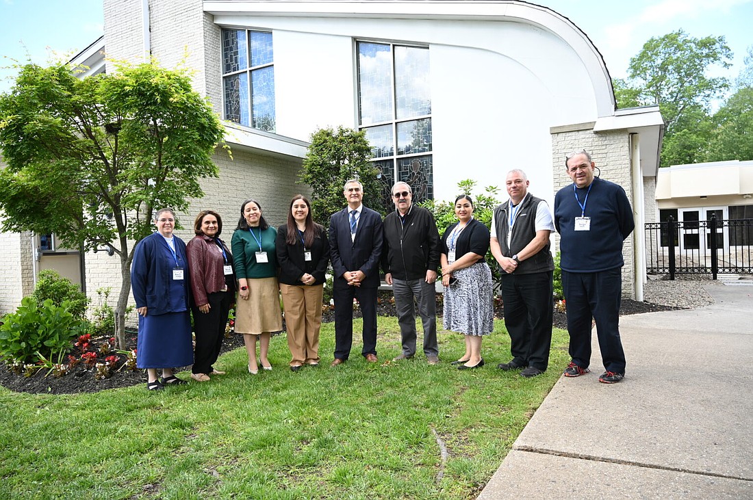 Líderes hispanos católicos de las diócesis de Nueva Jersey y Pennsylvania tómate una foto en Hammonton en 24 de mayo. (Foto por Joe Warner/Catholic Star Herald)