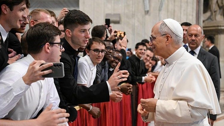 Pope Leo greets seminarians during their Jubilee (@Vatican Media)