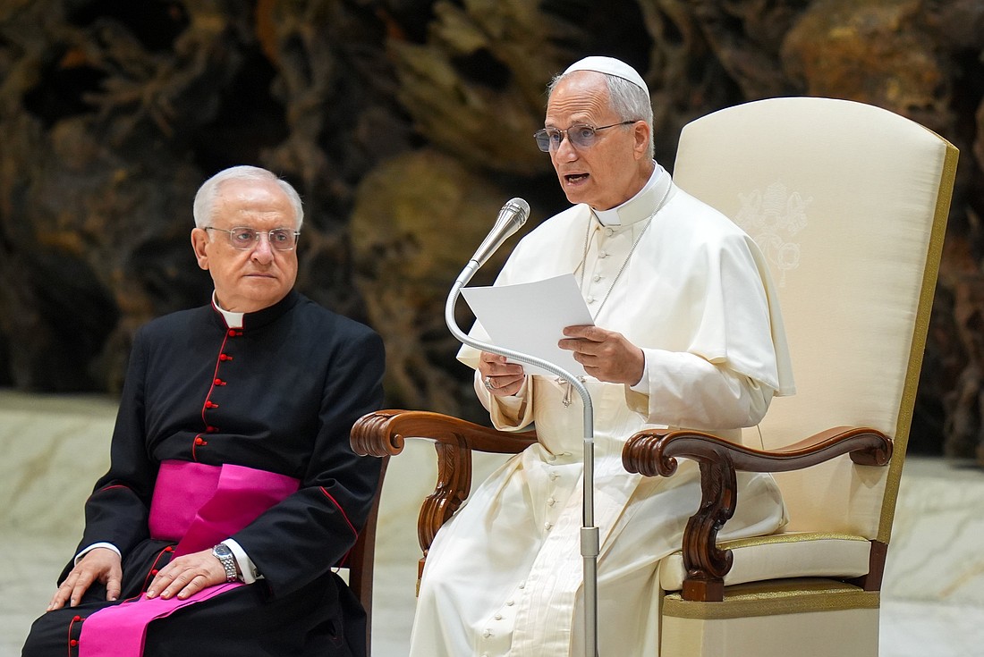 El Papa León XIV se dirige a los visitantes durante su audiencia general en la Sala de Audiencias Pablo VI del Vaticano el 20 de agosto de 2025. (Foto CNS/Lola Gómez)