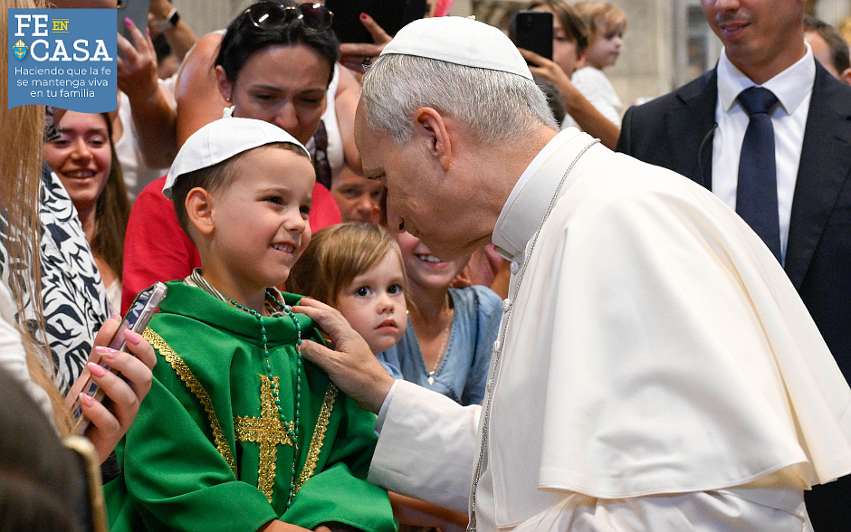 El Papa León XIV saluda a un niño vestido con vestimentas litúrgicas dentro de la basílica de San Pedro en el Vaticano el 20 de agosto de 2025, tras su audiencia general semanal. El Papa visitó a los peregrinos reunidos en la basílica para ofrecerles su bendición, ya que la sala Pablo VI había alcanzado su aforo máximo. Foto CNS/Vatican Media