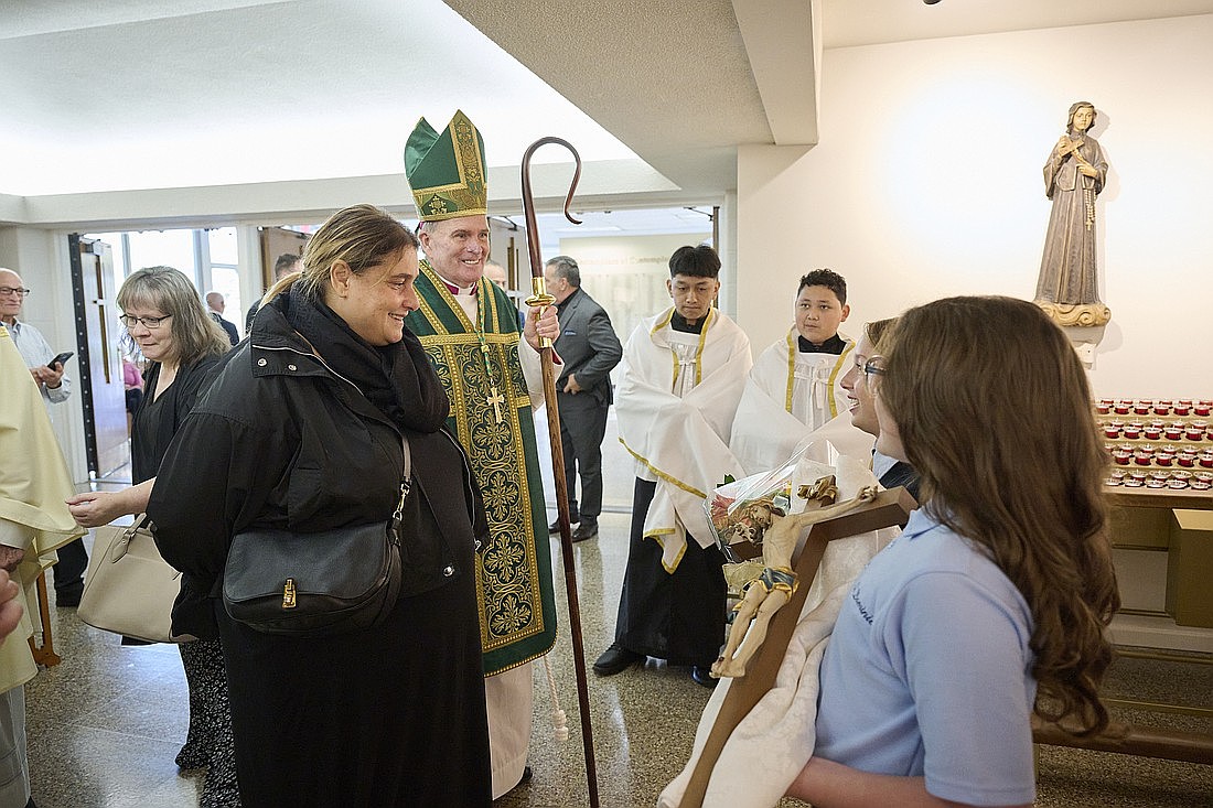 Los alumnos de la Escuela Santo Domingo de Brick dan la bienvenida al obispo David M. O'Connell, C.M., y a Antonia Salzano, madre del beato Carlo Acutis, a la parroquia de Santo Domingo en 2023. Acutis será canonizado el 7 de septiembre por el papa León XIV. Foto de Mike Ehrmann.
