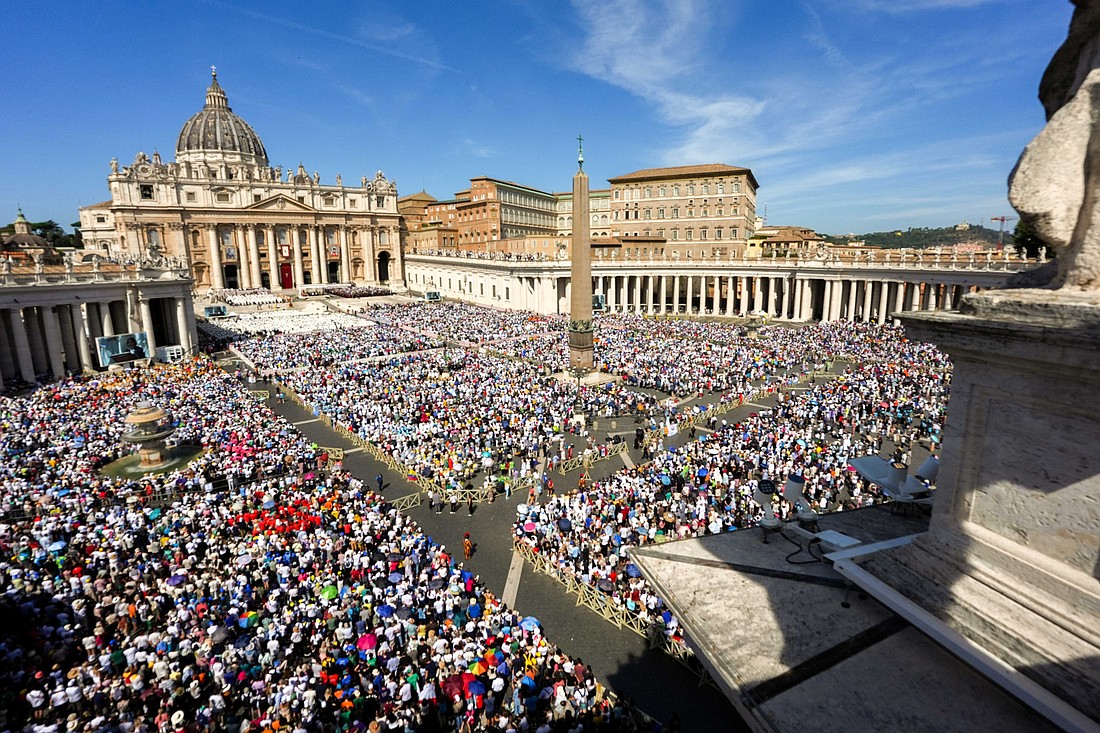 Más de 80.000 personas se reúnen en la plaza de San Pedro del Vaticano para la Misa de canonización de los santos Pier Giorgio Frassati y Carlo Acutis, celebrada por el Papa León XIV el 7 de septiembre de 2025. (Foto CNS/Lola Gómez)