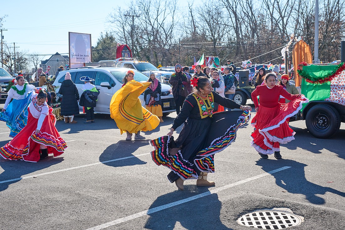 Los bailarines se presentan con vestimenta tradicional durante la procesión por Lakewood antes de la Misa de Clausura anual de las Antorchas. Foto de Angelica Chicaiza.