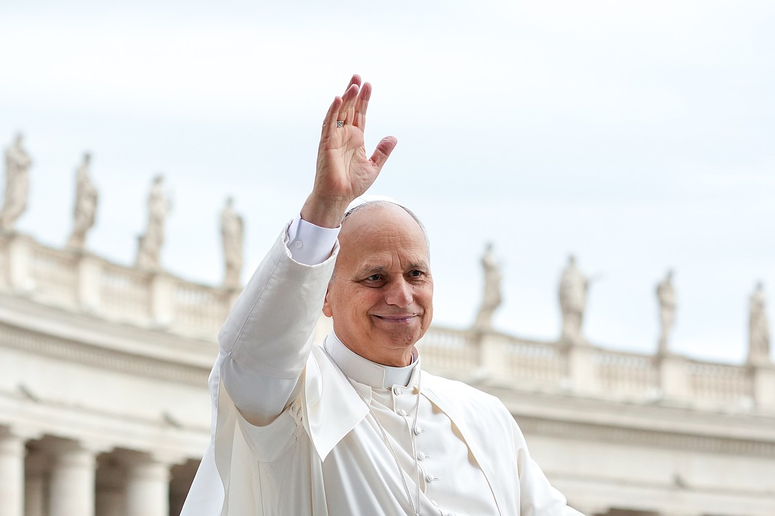 El Papa León XIV saluda a los visitantes y peregrinos desde el papamóvil mientras recorre la plaza de San Pedro en el Vaticano antes de su audiencia general del 22 de octubre de 2025. (Foto CNS/Lola Gómez)
