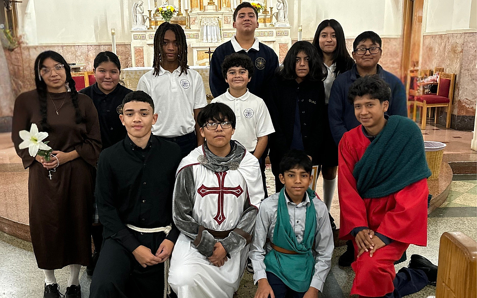 Los estudiantes de la escuela Our Lady of Mt. Carmel, en Asbury Park, representan a los santos en el Día de Todos los Santos de 2025. Foto de Facebook.