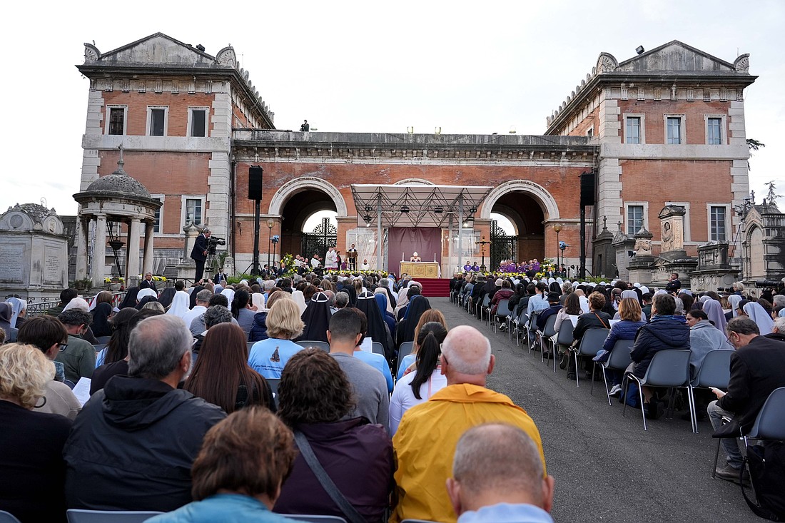 El Papa León XIV celebra la Misa por la festividad de Todos los Fieles Difuntos en el Cementerio Verano, en Roma, el 2 de noviembre de 2025. Los fieles se reunieron entre las tumbas del histórico cementerio para rezar por los difuntos durante la liturgia anual. (Foto CNS/Lola Gómez)