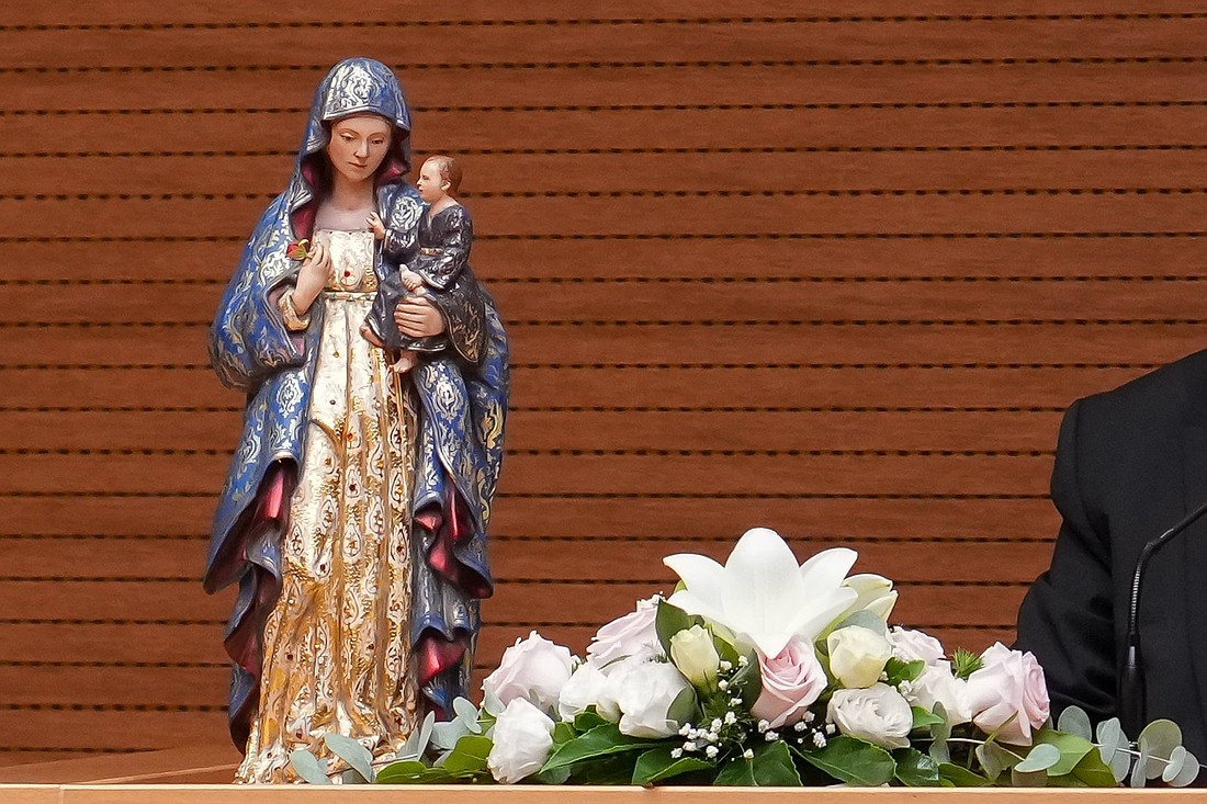 Una imagen de Nuestra Señora de La Antigua, patrona de Panamá, se exhibe durante la presentación de la nota doctrinal “Mater Populi Fidelis” (“Madre del Pueblo Fiel”) en la sede jesuita de Roma el 4 de noviembre de 2025. El documento, publicado por el Dicasterio para la Doctrina de la Fe, explora la cooperación de María en la obra de salvación. (Foto CNS/Lola Gómez)