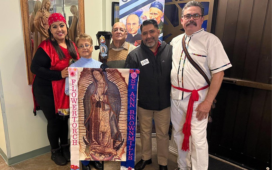Miembros de la comunidad parroquial de Santa Ana, Browns Mills, dieron la bienvenida a la Antorcha de las Flores el 29 de noviembre. La Iglesia celebra la fiesta de Nuestra Señora de Guadalupe el 12 de diciembre. Foto de Facebook.