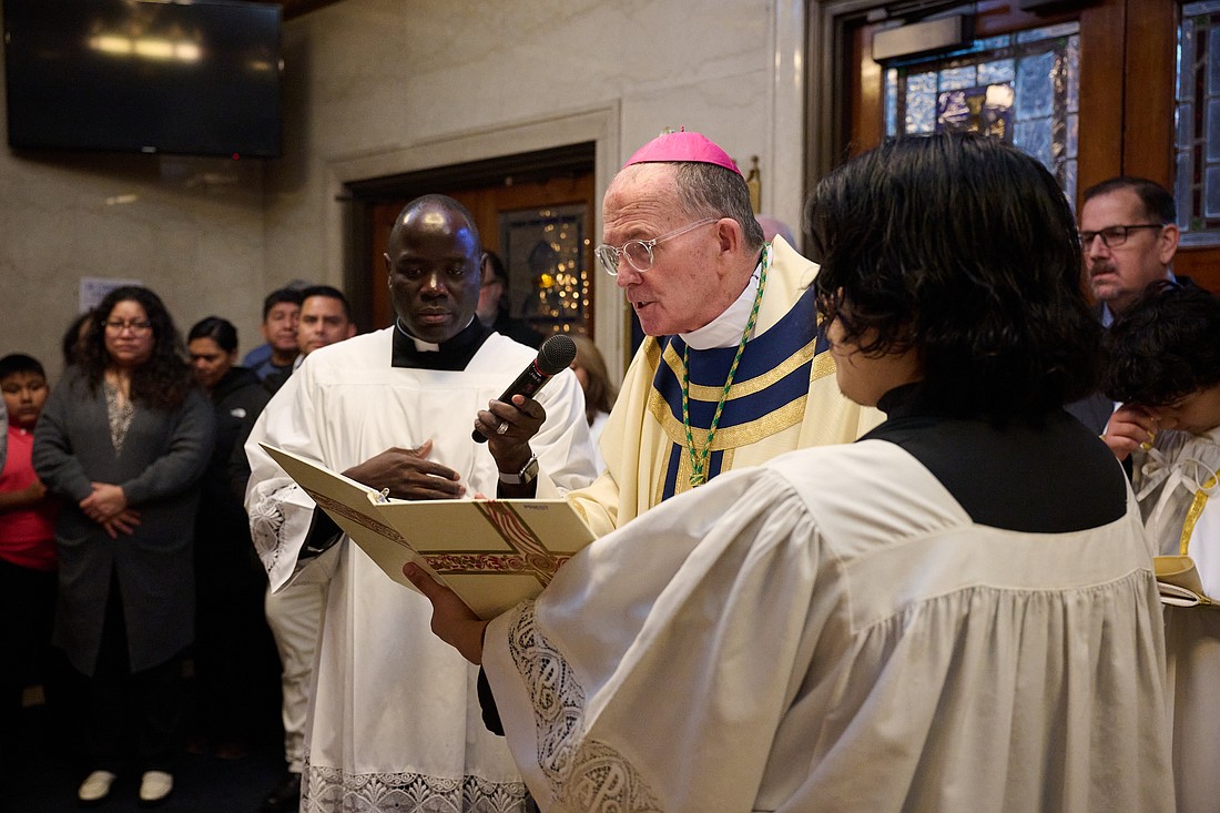 Antes del inicio de la Misa del 28 de diciembre, el obispo O’Connell se encuentra en el nártex de la Catedral de Santa María de la Asunción, en Trenton, y lee una parte de la bula papal al declarar el inicio del Año Jubilar 2025 en la Diócesis.
Foto de Mike Ehrmann