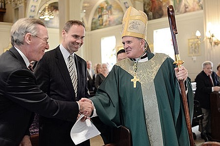 Bishop O'Connell gathers with CUA alumni and friends for Mass, camaraderie