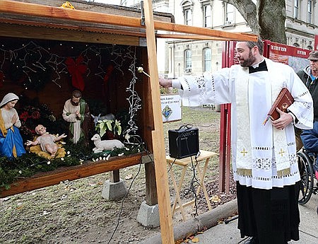 Cr&#232;che blessed in front of State House in Trenton