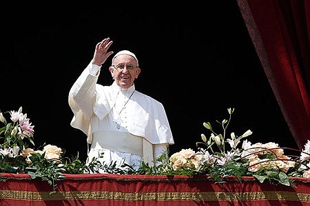 Risen Christ calls all to follow him on path to life, pope says