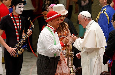 Circus performers have a 'joyful' vocation, Pope says