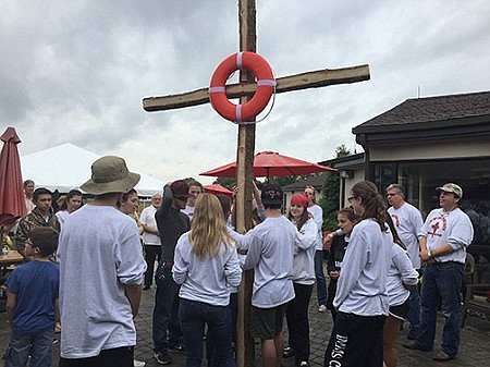 Tabernacle teens, area parish youth hold up 180-pound cross for Hurricane Harvey relief