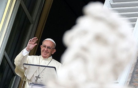 Christians have duty to revitalize, change world with hope, pope says 