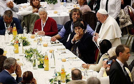 'Inviertan en amor', dice el papa en primera Jornada Mundial de los Pobres