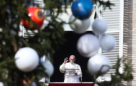 Advent is time to identify sin, help the poor, see beauty, Pope says  