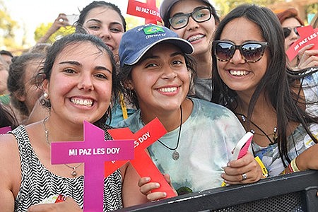 Pope challenges Chilean youth to ask, 'What would Christ do?'