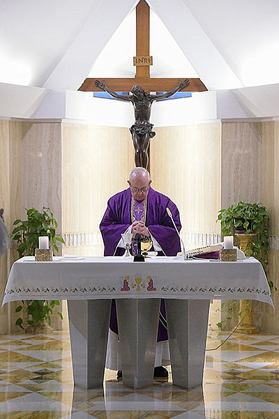 El papa pide a j&#243;venes escribir meditaciones para V&#237;a Crucis